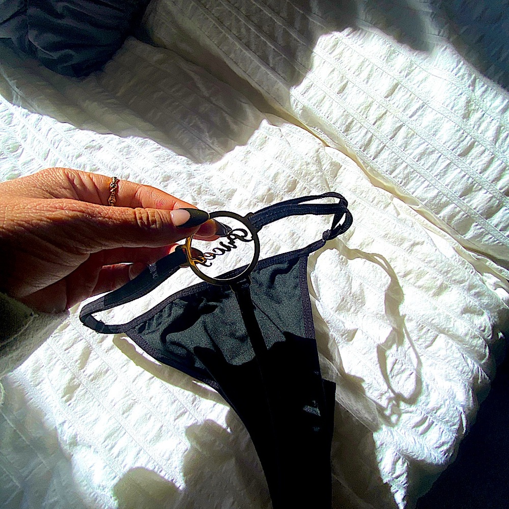 BLACK THONG w/ PEEKABOO GOLD RING ‘PRICEY’ JEWELRY